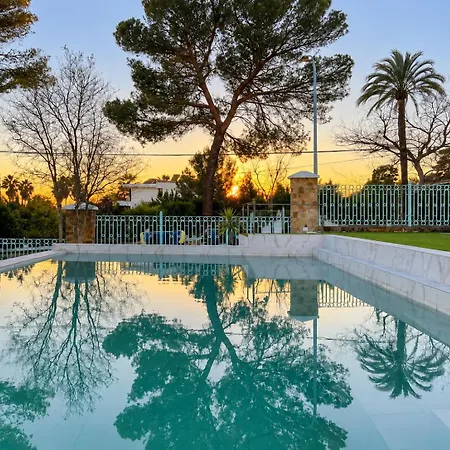 Almendros - Free Parking *